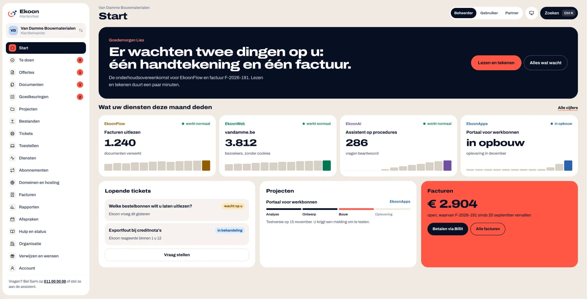 De startpagina van het klantportaal: een handtekening en een factuur wachten, met wat de diensten deze maand deden, lopende tickets, projecten en facturen. Voorbeeldgegevens.